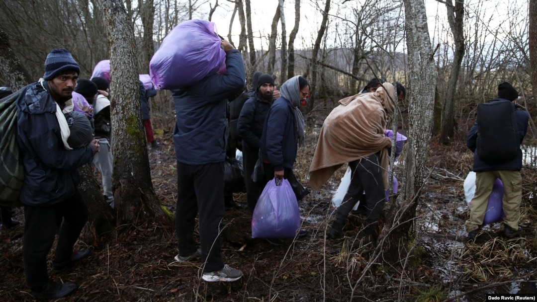 Migranti i izbjeglice na putu ka kampu "Lipa" kod Bihaća nakon što su morali napustiti autobuse koji su ih trebali prebaciti u drugi kamp