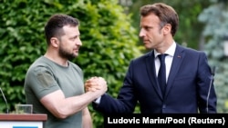 Президент України Володимир Зеленський (л) і його французький колега Емманюель Макрон