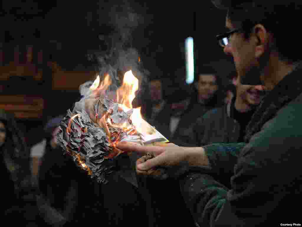 Knjiga, Siniša Labrović, Noć performansa, 26.11.2011. Foto: Stanislav Milojković