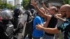 Kordon policije i građani na protestnoj blokadi u Beogradu, 30. jun 2025. 