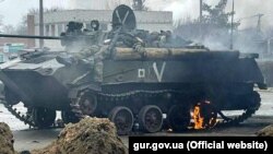 Підбита під час боїв за Гостомель БМД-2 31-ї ОДШБр Росії із вбитими військовими цього підрозділу. Київщина
