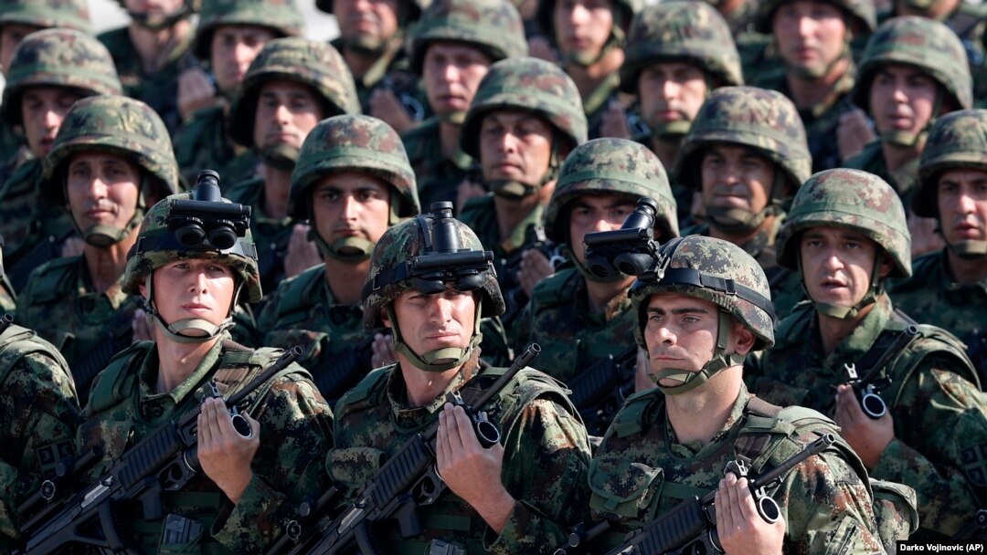 Vojnici Vojske Srbije tokom vojne parade na vojnom aerodromu Batajnica kod Beograda, 19. oktobra 2019.