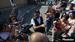 Павел Манукян в ходе пресс-конференции на территории полка ППС, Ереван, 23 июля 2016 г.