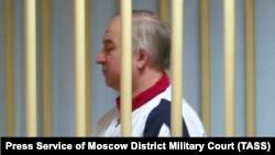 Сергій Скрипаль і його дочка Юлія були отруєні нервово-паралітичною речовиною «Новачок» у березні в британському Солсбері, місце їх перебування після одужання – невідоме