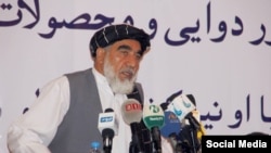 ارشیف، د افغانستان د متشبثینو د عالي بورډ مشر رحم الدین حاجي اغا په یوه خبري کنفرانس کې