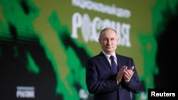 Аналітики звернули увагу на виступ Путіна 6 липня на форумі «Все для перемоги», організованого «Народним фронтом» (на фото)