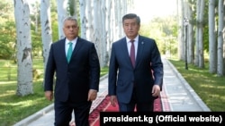 Премьер-министр Венгрии Виктор Орбан и президент Кыргызстана Сооронбай Жээнбеков (справа). 4 сентября 2018 года.