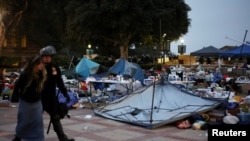 Protestatarii se reunesc la Universitatea din California, Statele Unite. 