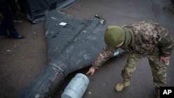 Ілюстраційне фото. Український офіцер демонструє термобаричний заряд збитого безпілотника «Шахед», запущеного Росією, у дослідницькій лабораторії в нерозголошеному місці, листопад 2024 року