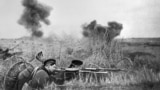 Оборона Севастополя. На снимке: советская морская пехота сдерживает натиск нацистских войск. Фото В. Микоша и Б. Шейнина (Фотохроника ТАСС)