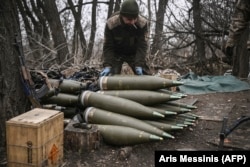 Un soldat ucrainean pregătește obuze de artilerie de 155 mm lângă Bahmut, în martie 2023.
