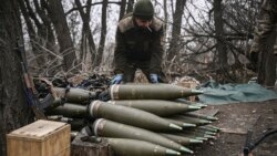 Военнослужащий ВСУ в Донбассе готовит к бою снаряды калибра 155 мм