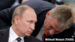 Президент Росії Володимир Путін і його прес-секретар Дмитро Пєсков (праворуч)