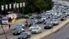 O mulțime de mașini de pe autostrada care leagă orașele libaneze Sidon și Tyr arată civili strămutați care se întorc în sudul Libanului după intrarea în vigoare a armistițiului întra Israel și Hezbollah.