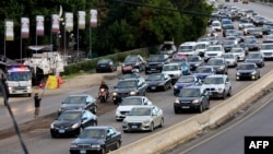 O mulțime de mașini de pe autostrada care leagă orașele libaneze Sidon și Tyr arată civili strămutați care se întorc în sudul Libanului după intrarea în vigoare a armistițiului întra Israel și Hezbollah.