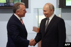 Президент Росії Володимир Путін потискує руку представнику президента США Дональда Трампа Стіву Віткоффу під час зустрічі в Санкт-Петербурзі, 11 квітня 2025 року
