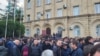 Стотици протестиращи се събраха пред сградата на местния парламент в Сухуми, 15 ноември 2024 г.