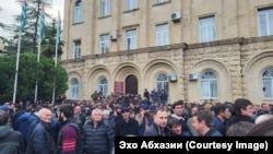 Стотици протестиращи се събраха пред сградата на местния парламент в Сухуми, 15 ноември 2024 г.