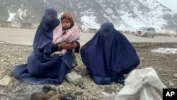 دوه بېوزلې ځپلۍ افغانې مېرمنې او ورسره ماشومه - ارشیف