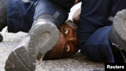 Задержание одного из демонстрантов в Батон-Руж 10 июля 2016 года