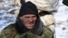 Проросійський бойовик гріється біля багаття під час перерви в боях, район Дебальцево, 17 лютого 2015 року (архівне фото)