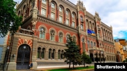 Торги на міжбанківському валютному ринку завершилися на рівні 27 гривень 83–85 копійок за долар