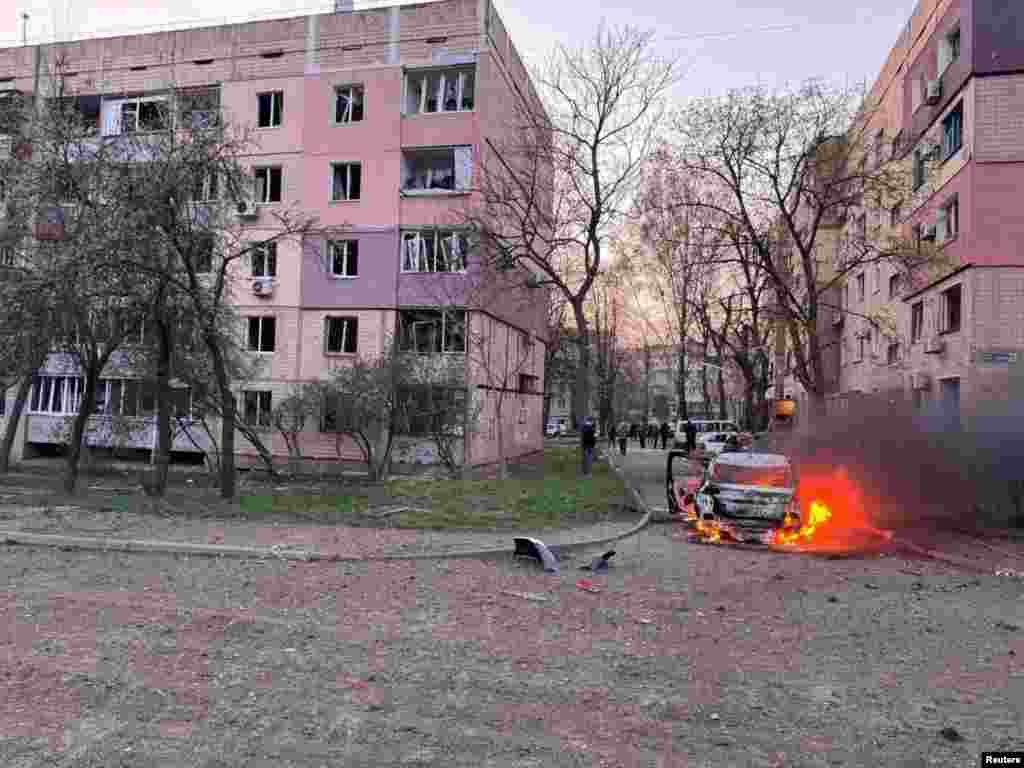 Вид на место российской ракетной атаки на фоне атаки России на Украину в Кривом Роге, Украина, 4 апреля 2025 года. Губернатор Днепропетровской областной военной гражданской администрации Сергей Лысак через Telegram.