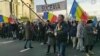 În jur de 10 mii de oameni protestează, duminică, 12 ianuarie 2025, la București, față de anularea turului al doilea al alegerilor prezidențiale din 24 ianuarie. Ei cer demisia președintelui Klaus Iohannis. 