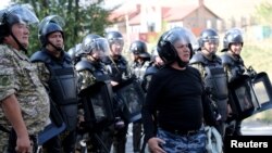Кашкар Жунушалиев атайын даярдыктагы милиция кызматкерлери менен. 8-август, 2019-жыл. Кой-Таш.