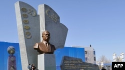 Памятник Исламу Каримову в Туркменабаде.