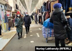 Покупатели на рынке «Ак булак».