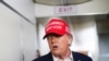 Претседателот на САД, Доналд Трамп, разговара со претставници на медиумите во авионот „Ер Форс Уан“ на пат кон Њу Џерси