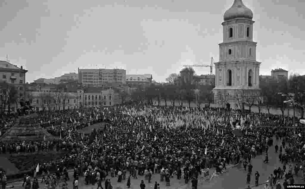 Софійський майдан у Києві після завершення «живого ланцюга»