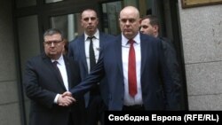 Бившият главен прокурор и настоящ председател на КПКОНПИ Сотир Цацаров и настоящият главен прокурор Иван Гешев. Новите управляващи искат оставките и на двамата. Снимката е от 2019 г.