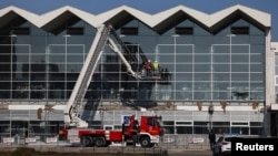 O echipă de salvare inspectează zona pe 2 noiembrie, unde o parte a acoperișului unei gări s-a prăbușit la Novi Sad cu o zi înainte.