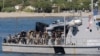 Судно греческой береговой охраны доставляет мигрантов в порт Агия Галини на острове Крит, Греция, 6 июля 2025 года