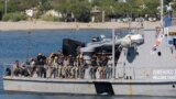 Судно греческой береговой охраны доставляет мигрантов в порт Агия Галини на острове Крит, Греция, 6 июля 2025 года