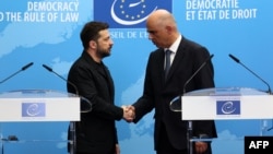 Ukrainanyň prezidenti Wolodymyr Zelenski (çepde) we Ýewropa Geňeşiniň baş sekretary Alen Berse