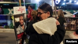 Tel Awiwde zamun alnanlaryň yzyna gaýtarylmagy üçin şertnama baglaşylmagyny talap edýän protestçiler