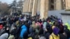 Protestatarii s-au adunat în fața clădirii Parlamentului din Tbilisi și au aruncat cu ouă în clădire pe 25 noiembrie.